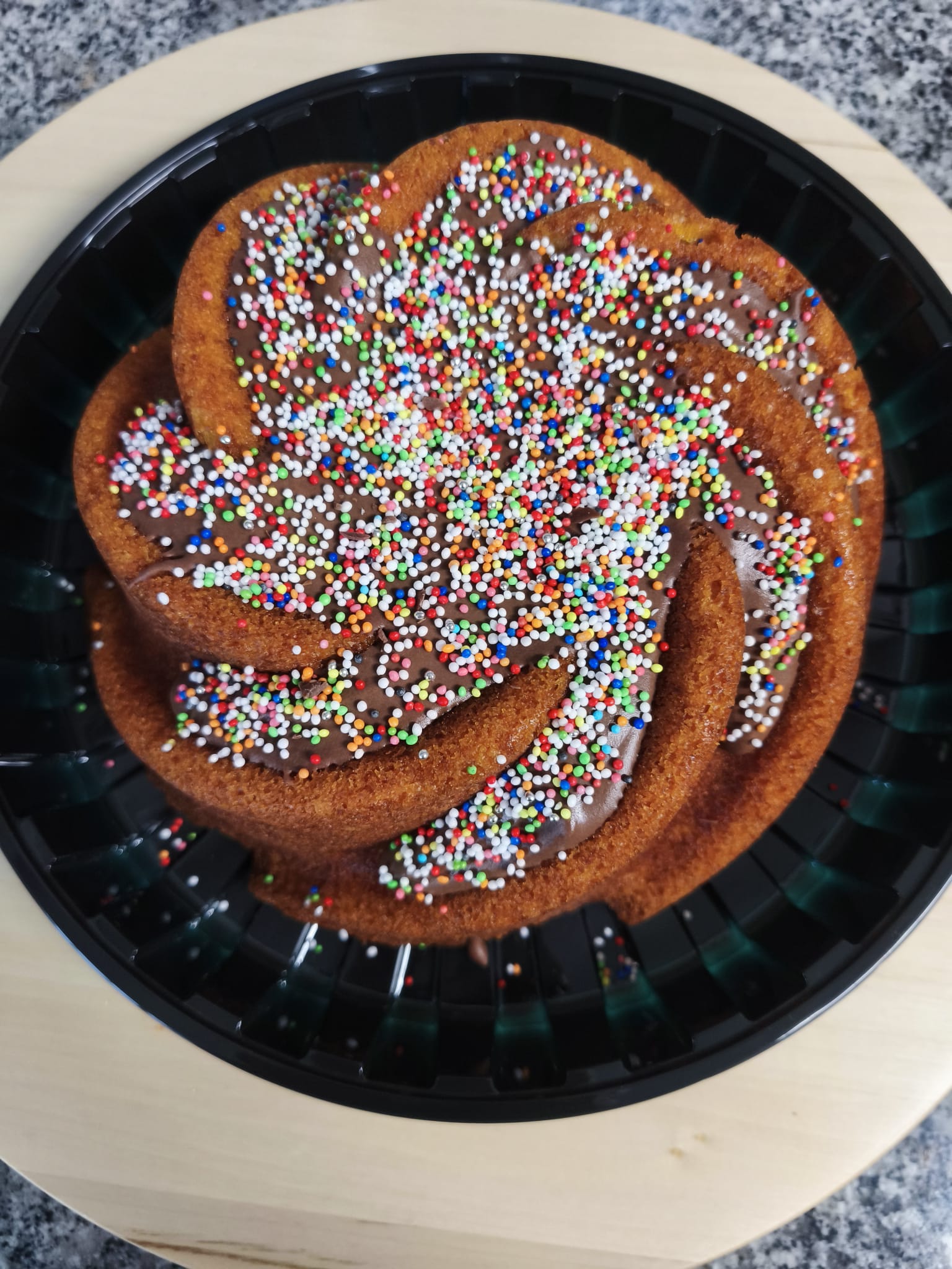 Bolo de Cenoura com Ganache de Chocolate Negro e Confeitos Coloridos