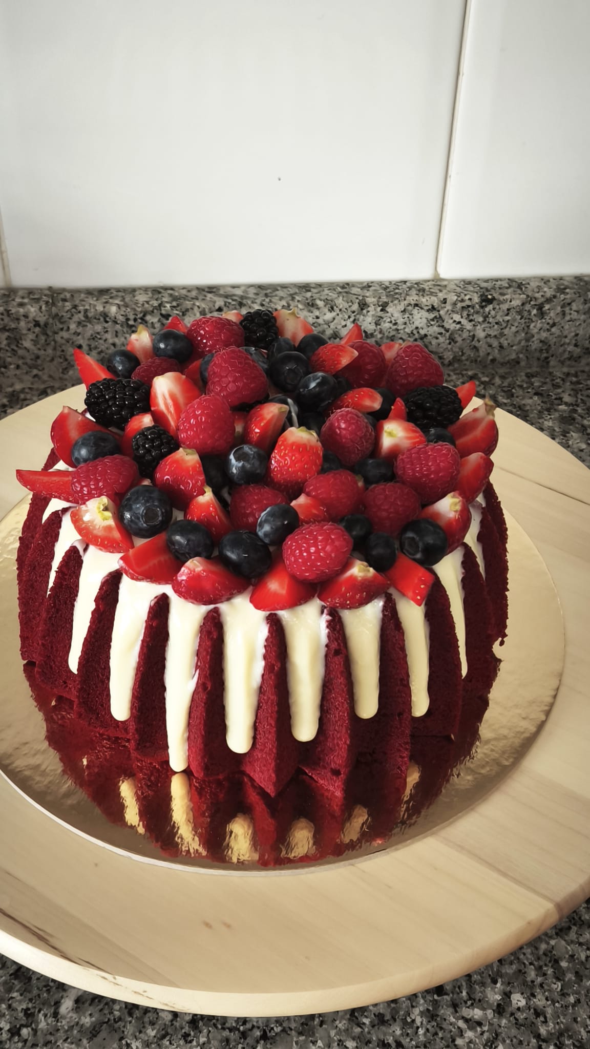Bolo Red Velvet com Brigadeiro de Cream Cheese e Frutos Vermelhos